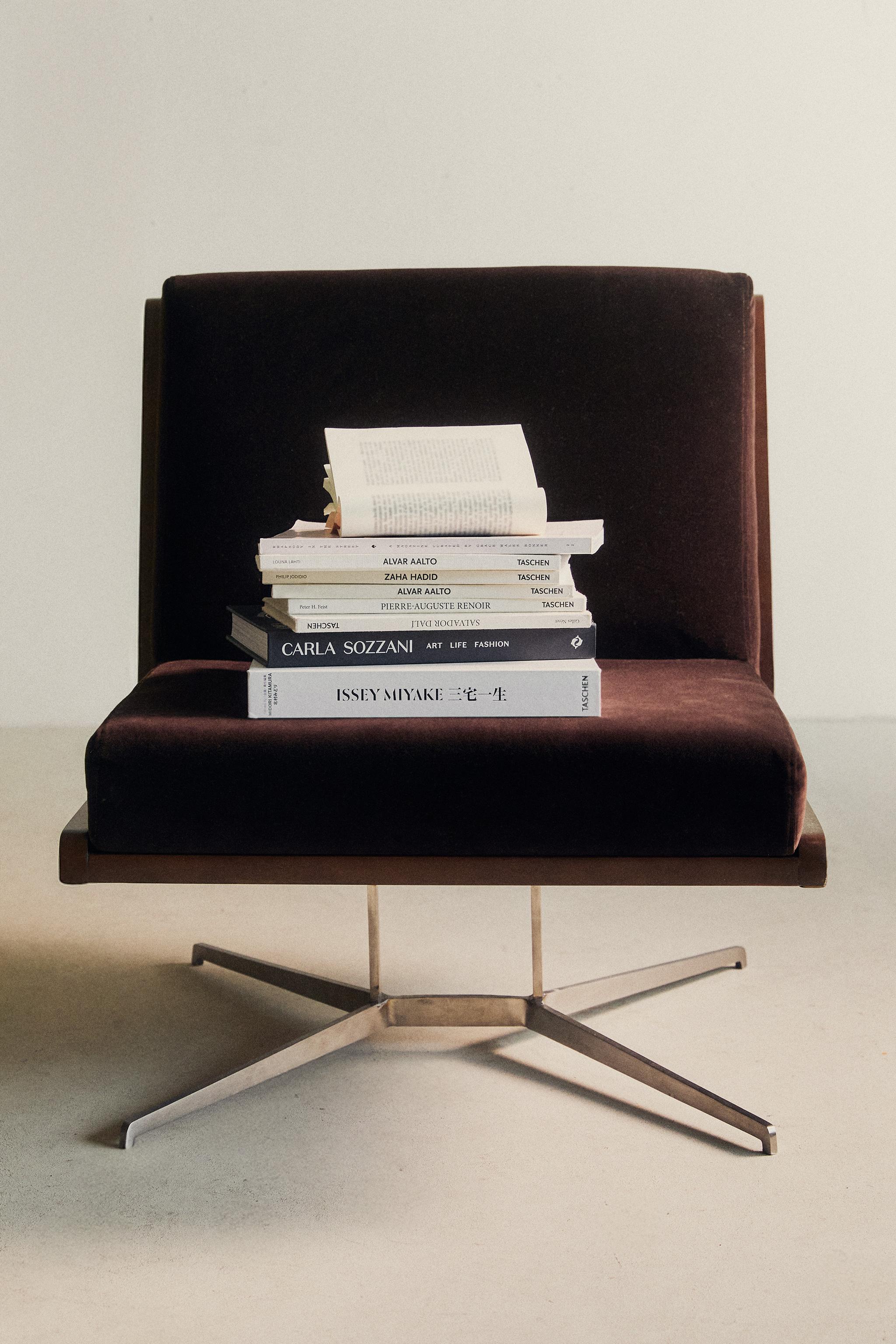 VELVET WOOD ACCENT CHAIR